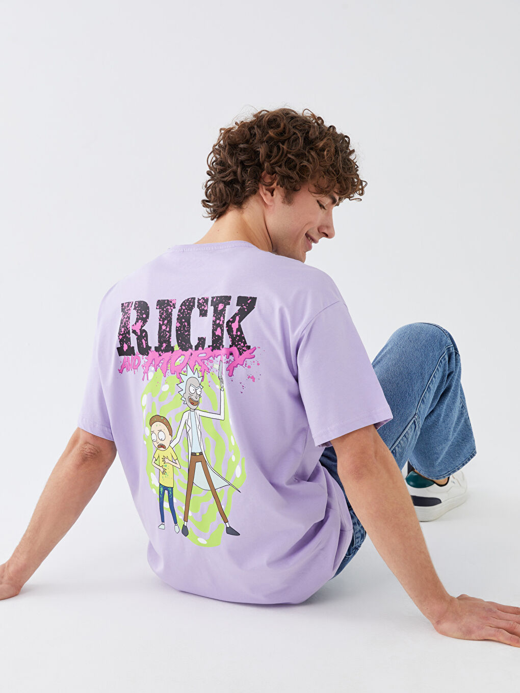 Lila Bisiklet Yaka Kısa Kollu Rick and Morty Baskılı Penye Erkek Tişört