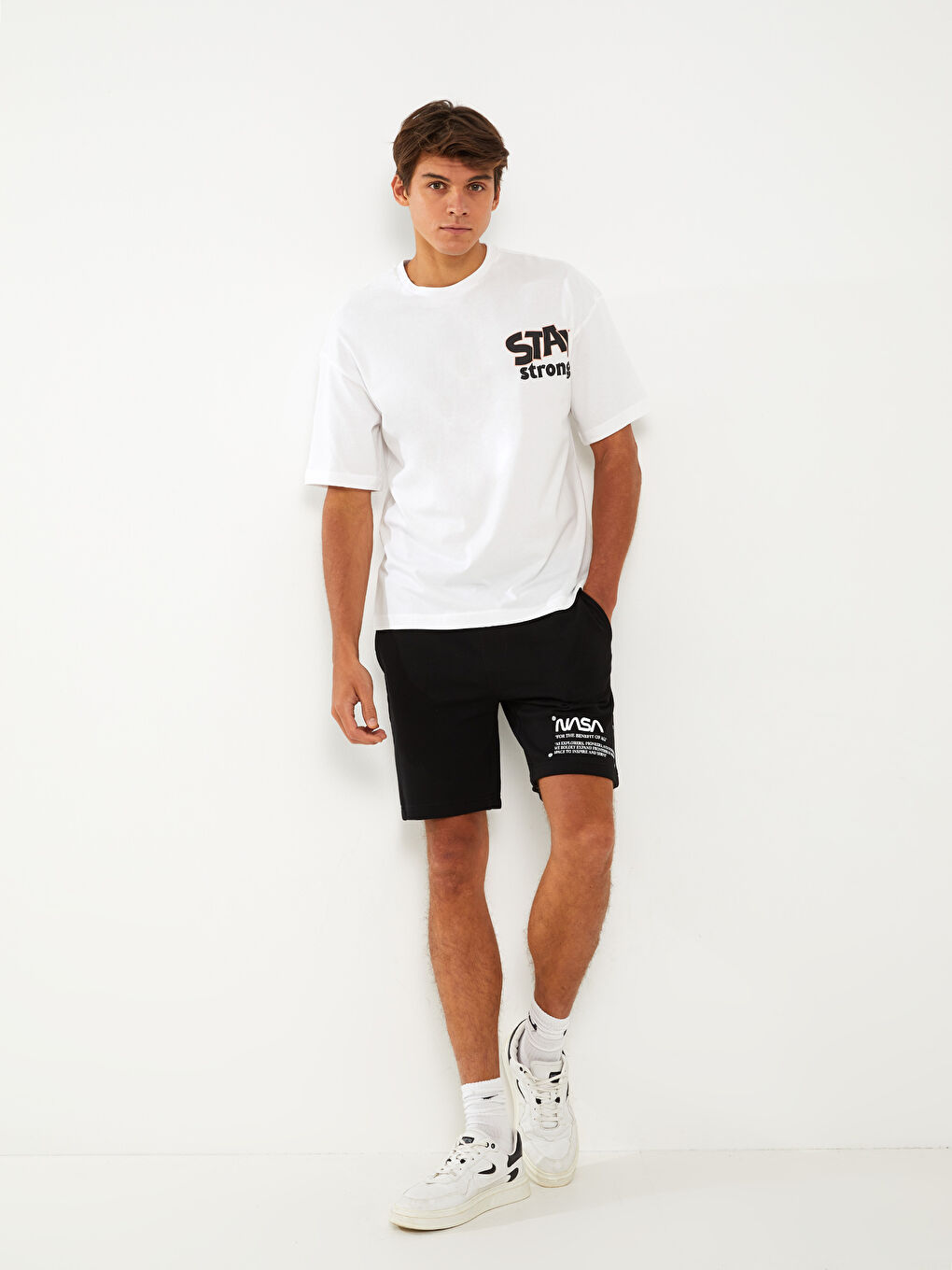 Siyah Standart Kalıp Baskılı Erkek Şort