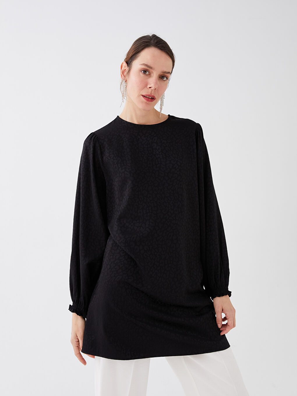 Siyah Bisiklet Yaka Desenli Uzun Kollu Saten Kadın Tunik-1