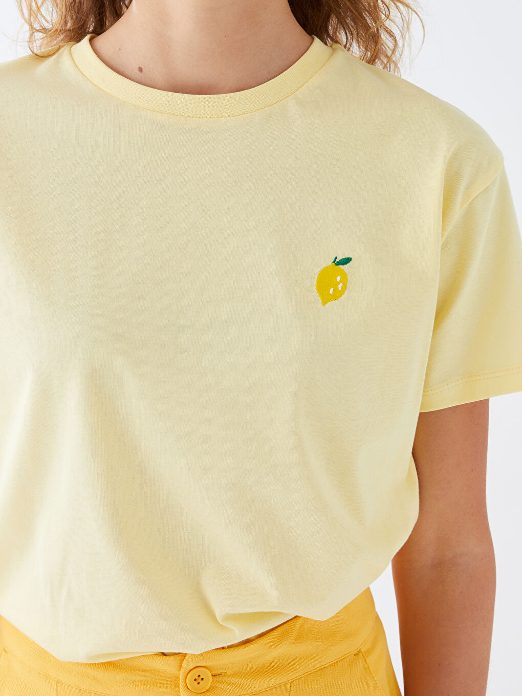 Sarı Bisiklet Yaka Nakışlı Kısa Kollu Kadın Tişört-3