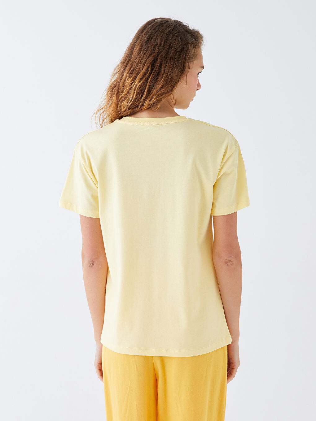 Sarı Bisiklet Yaka Nakışlı Kısa Kollu Kadın Tişört-4
