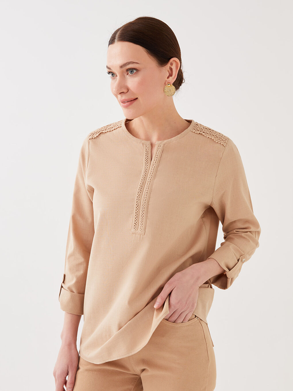 Bej Kaçık Yaka Dantel Detaylı Uzun Kollu Poplin Kadın Bluz