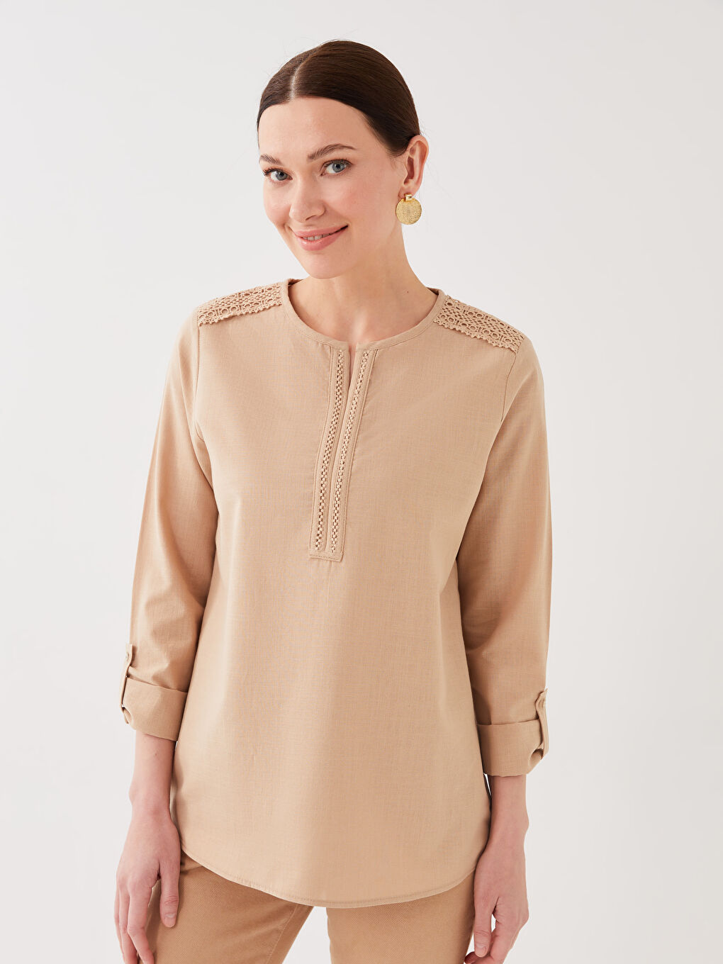 Bej Kaçık Yaka Dantel Detaylı Uzun Kollu Poplin Kadın Bluz-1