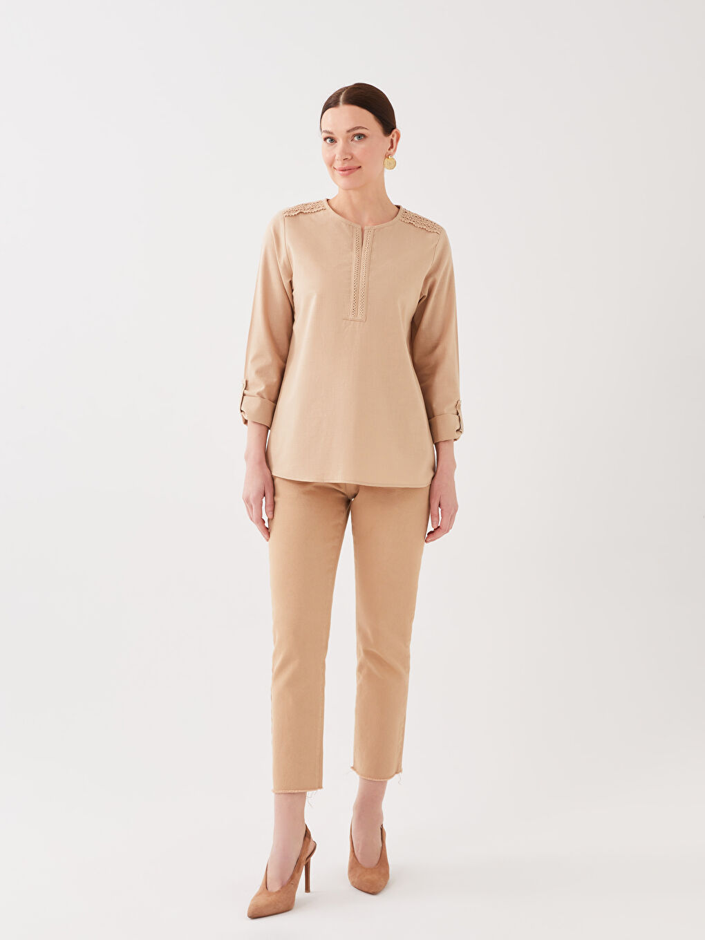 Bej Kaçık Yaka Dantel Detaylı Uzun Kollu Poplin Kadın Bluz-2