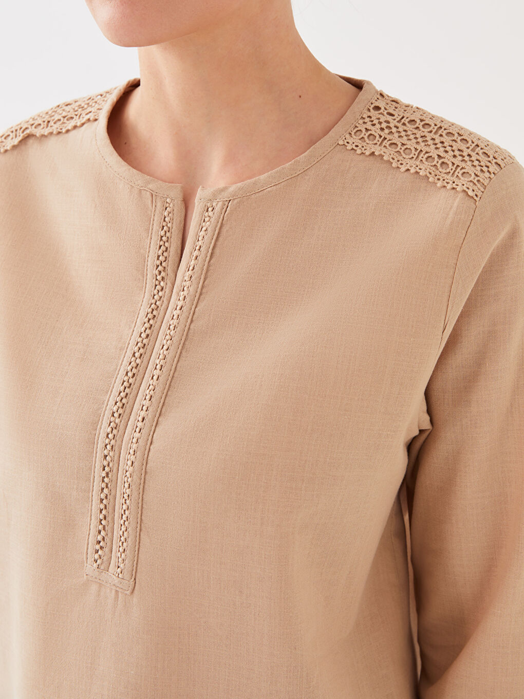Bej Kaçık Yaka Dantel Detaylı Uzun Kollu Poplin Kadın Bluz-3