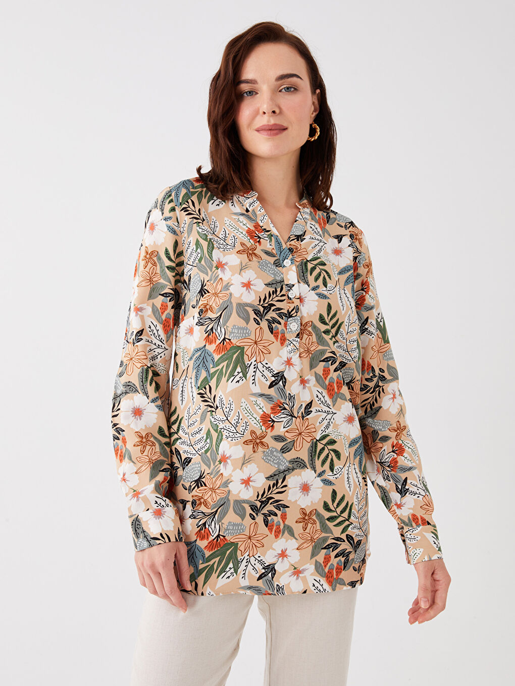 Bej Kaçık Yaka Çiçekli Uzun Kollu Kadın Bluz-1