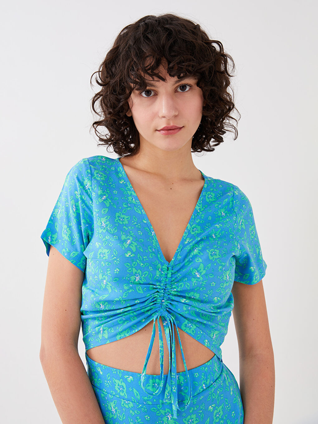 Mavi V Yaka Çiçekli Kısa Kollu Crop Kadın Bluz-1