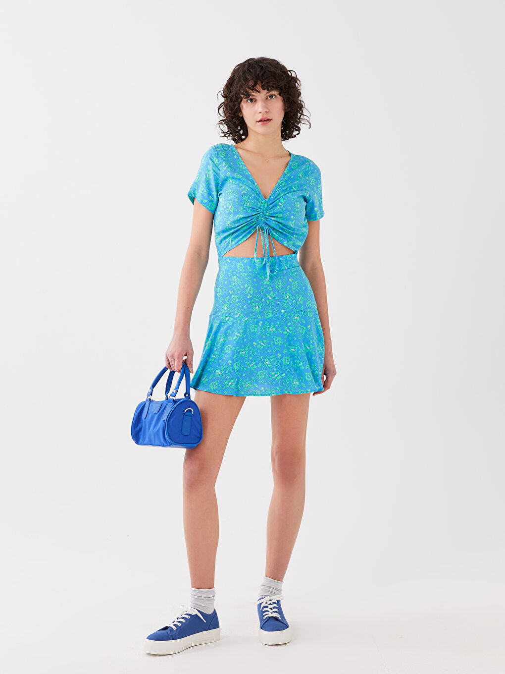 Mavi V Yaka Çiçekli Kısa Kollu Crop Kadın Bluz-2