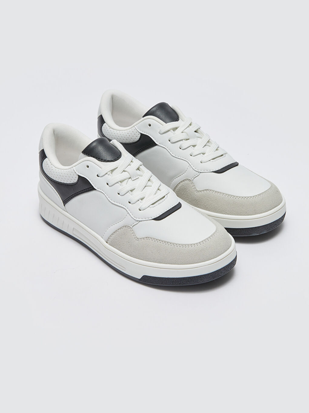 Beyaz Renk Bloklu Bağcıklı Kadın Spor Ayakkabı