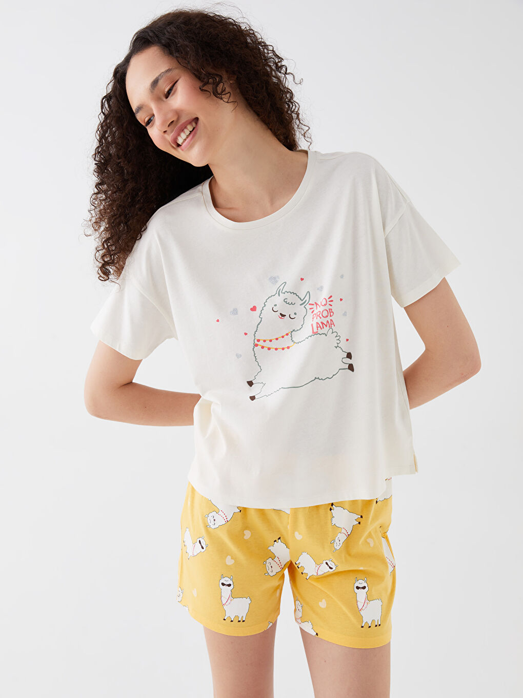 طقم بيجامة قصيرة كم قصير مطبوع بياقة دائرية للسيدات