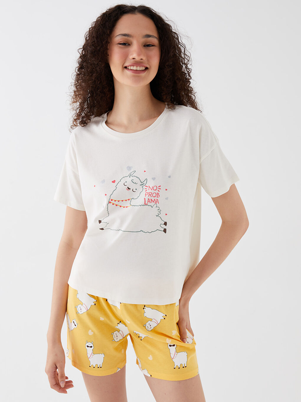 طقم بيجامة قصيرة كم قصير مطبوع بياقة دائرية للسيدات-1