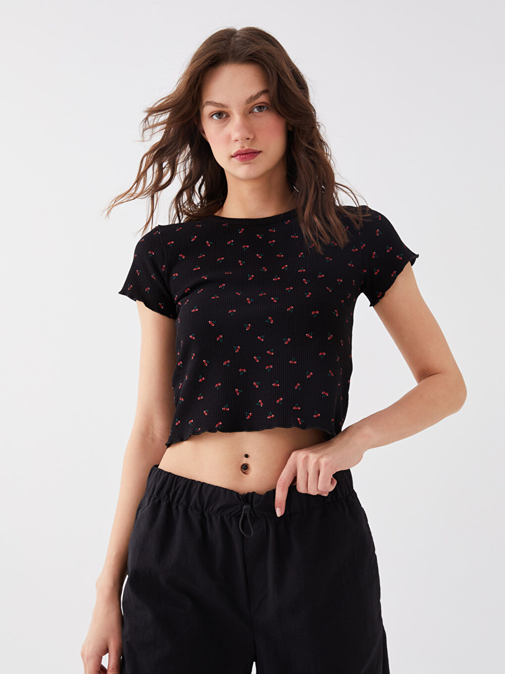 Siyah Bisiklet Yaka Desenli Kısa Kollu Kadın Crop-1