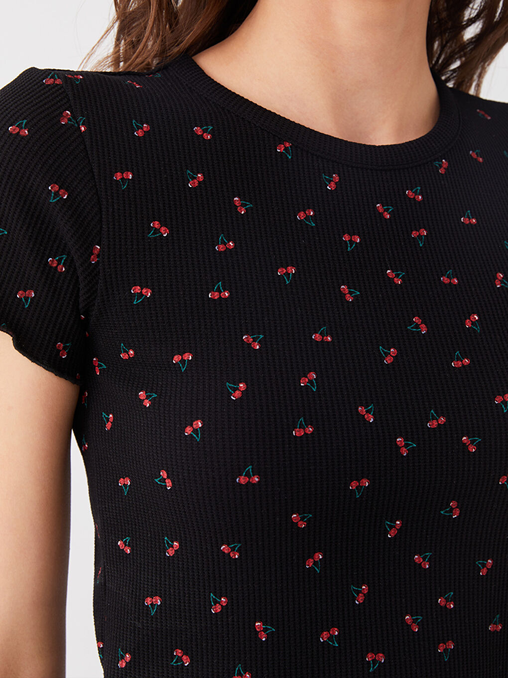 Siyah Bisiklet Yaka Desenli Kısa Kollu Kadın Crop-3