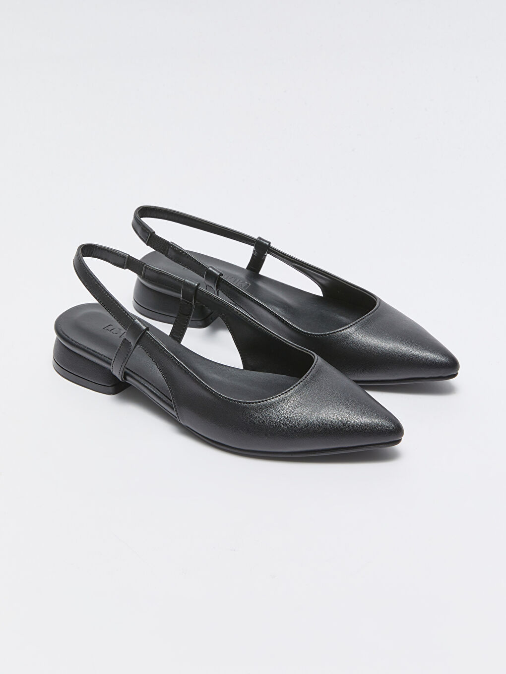 Siyah Deri Görünümlü Sivri Burun Kadın Babet