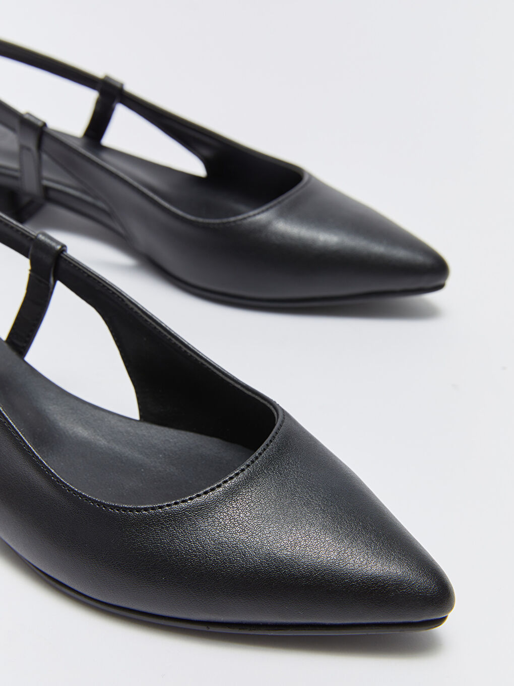 Siyah Deri Görünümlü Sivri Burun Kadın Babet-2