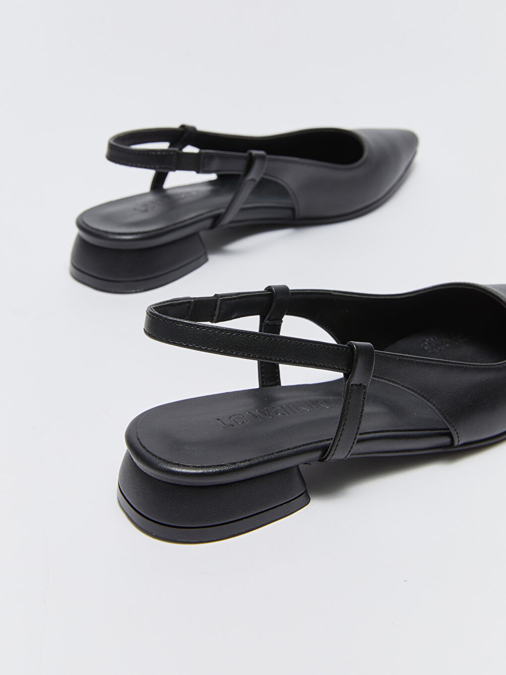 Siyah Deri Görünümlü Sivri Burun Kadın Babet-4