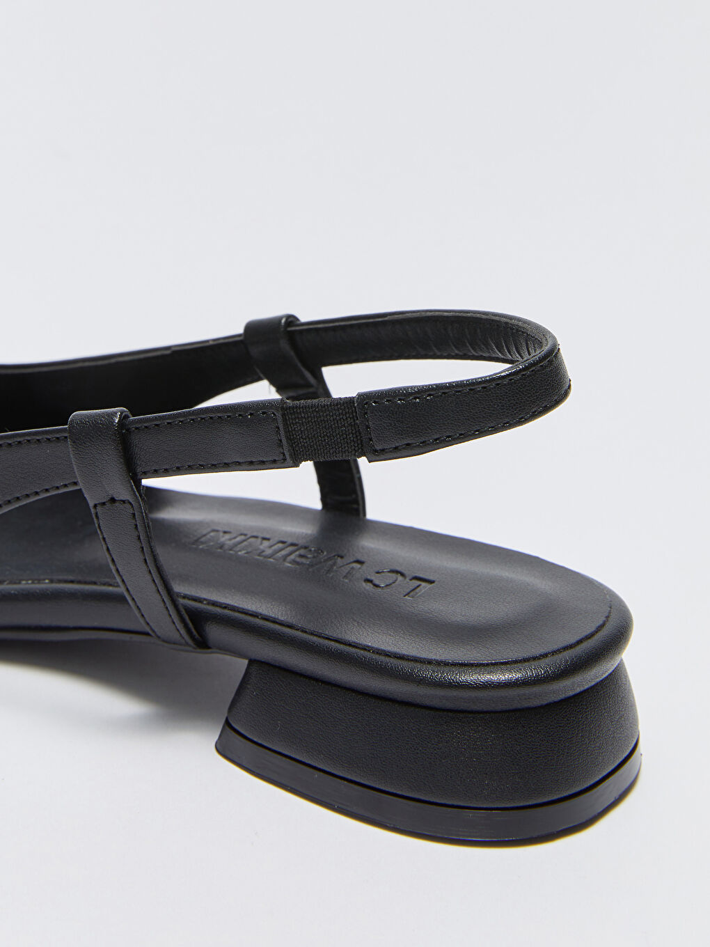 Siyah Deri Görünümlü Sivri Burun Kadın Babet-5