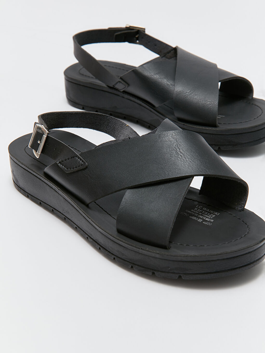 Siyah Çapraz Bantlı Toka Detaylı Kadın Sandalet-3