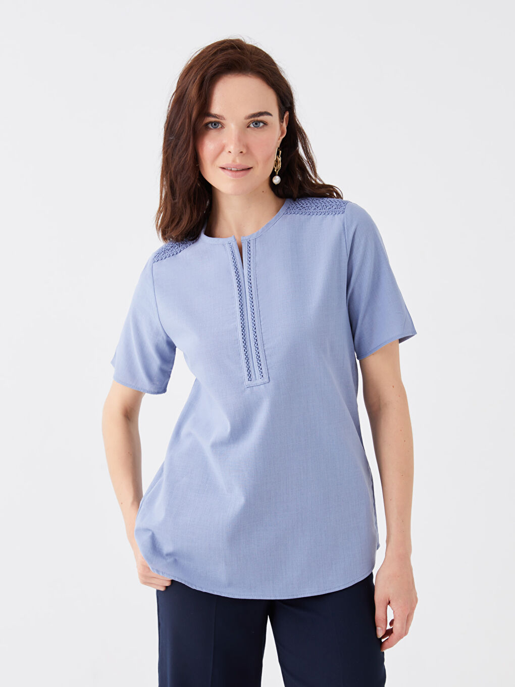 Mavi Kaçık Yaka Nakışlı Kısa Kollu Kadın Bluz