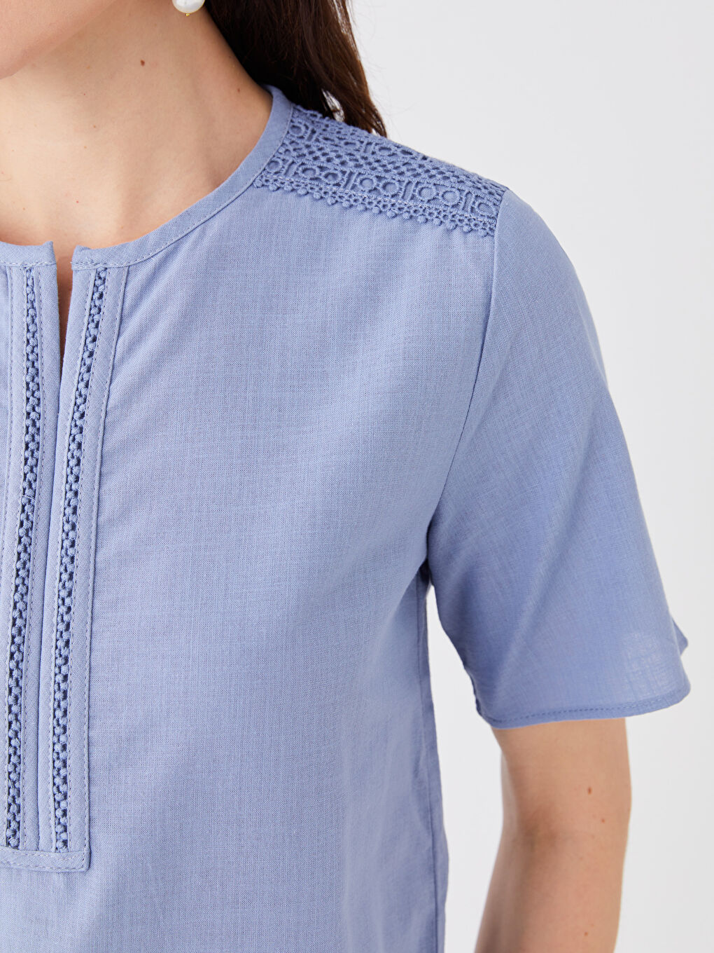 Mavi Kaçık Yaka Nakışlı Kısa Kollu Kadın Bluz-3