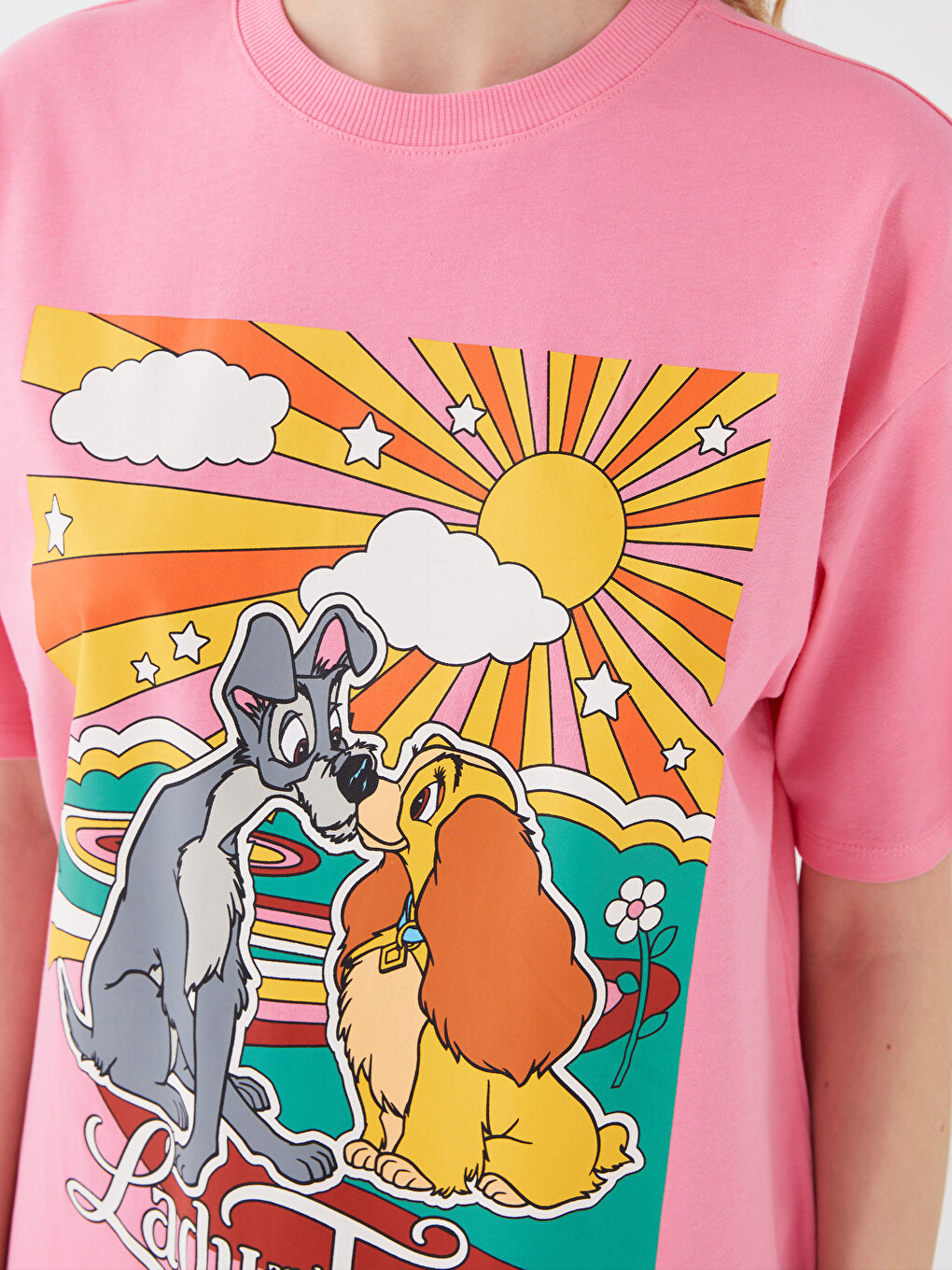 T-shirt pour Femmes à Manches Courtes Imprimé La Belle et le Clochard à Col Rond-3