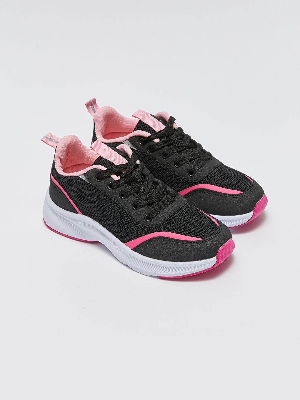 أحذية رياضية للبنات بأربطة
