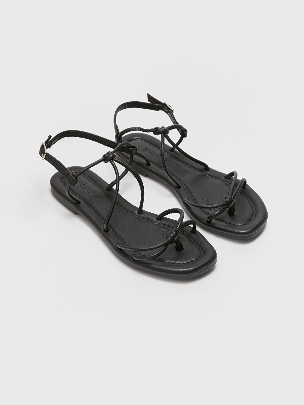 Siyah Toka Detaylı İnce Bantlı Kadın Sandalet