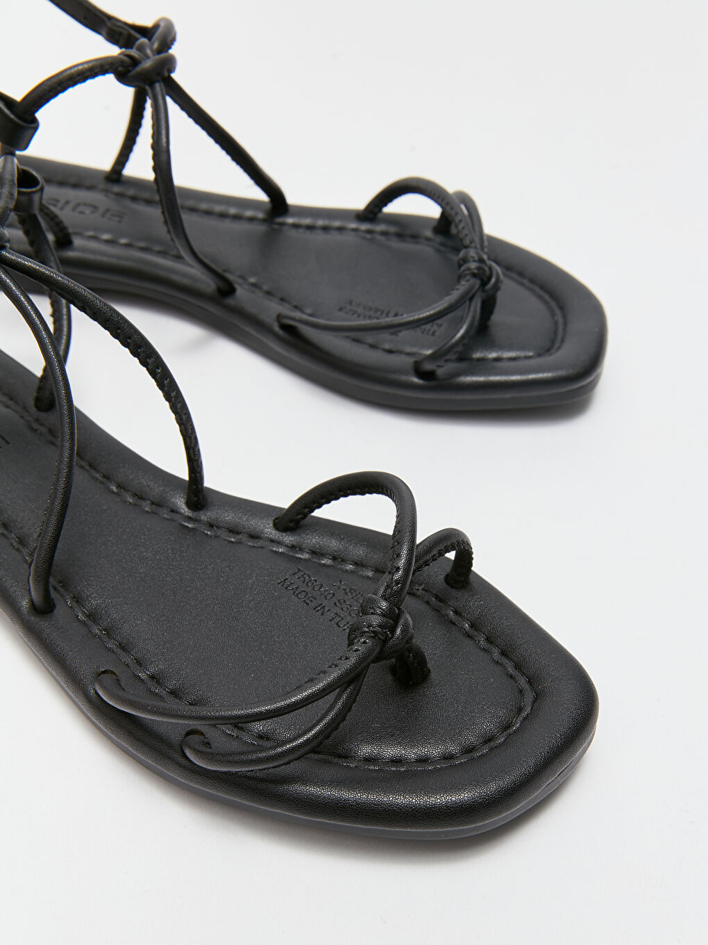 Siyah Toka Detaylı İnce Bantlı Kadın Sandalet-2