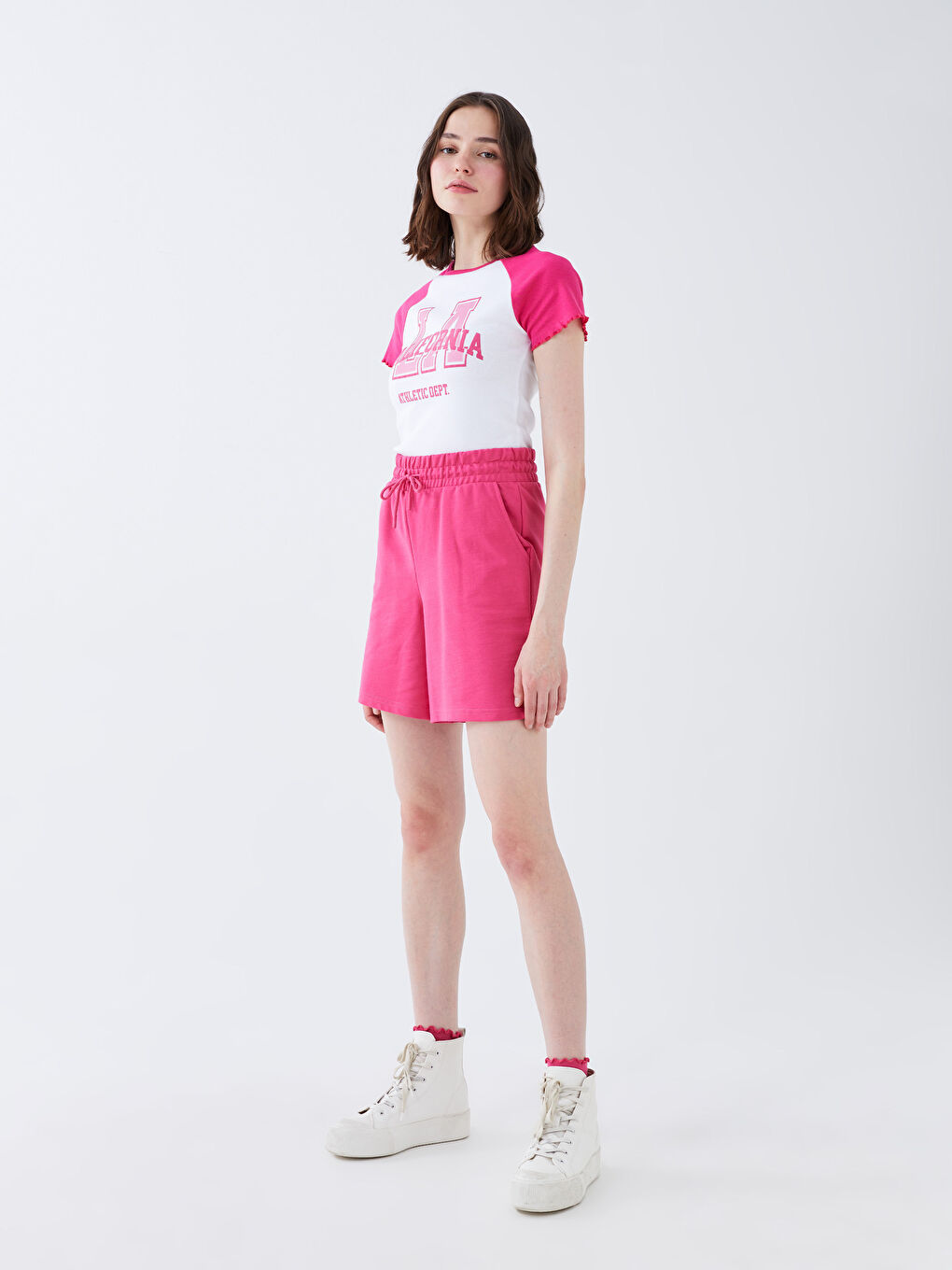 شورت نسائي بخصر مطاطي وتفاصيل جيوب