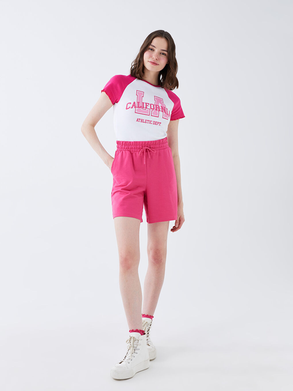 شورت نسائي بخصر مطاطي وتفاصيل جيوب-1