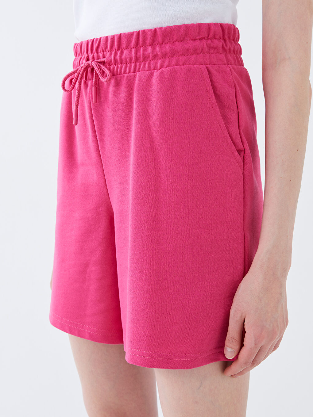 شورت نسائي بخصر مطاطي وتفاصيل جيوب-2