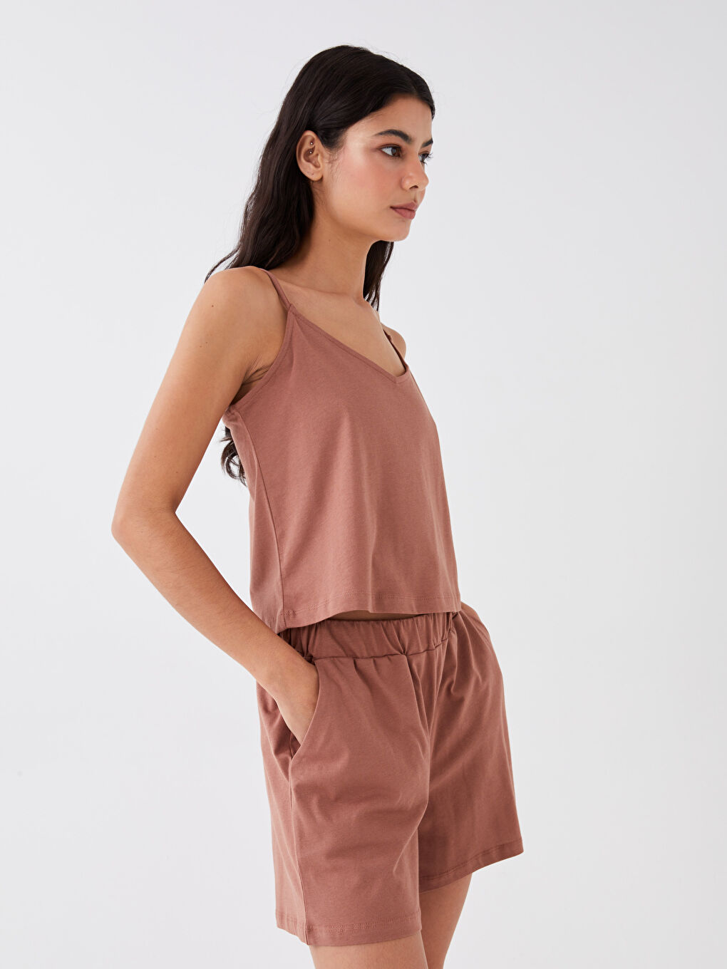 Kahverengi V Yaka Düz Askılı Kadın Şortlu Pijama Takımı