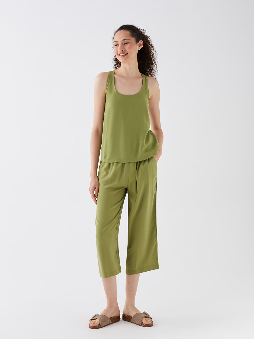 Yeşil U Yaka Düz Askılı Kadın Kaprili Pijama Takımı