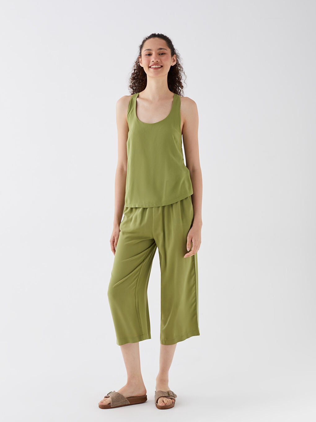 Yeşil U Yaka Düz Askılı Kadın Kaprili Pijama Takımı-1