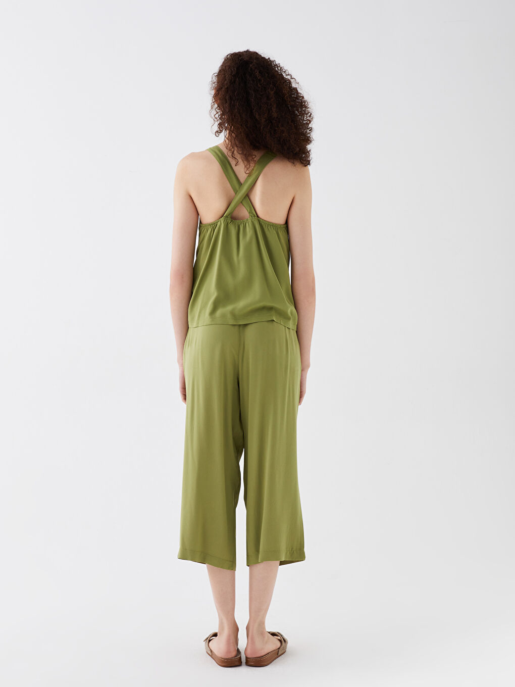 Yeşil U Yaka Düz Askılı Kadın Kaprili Pijama Takımı-4