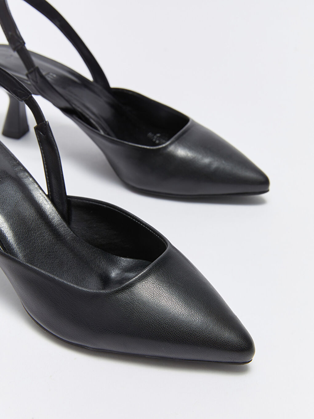 Siyah Deri Görünümlü Sivri Burun Kadın Topuklu Ayakkabı-2