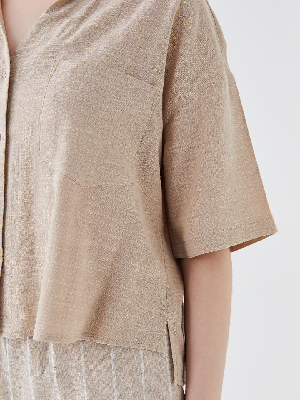 Bej Kendinden Desenli Kısa Kollu Keten Görünümlü Kadın Gömlek-3