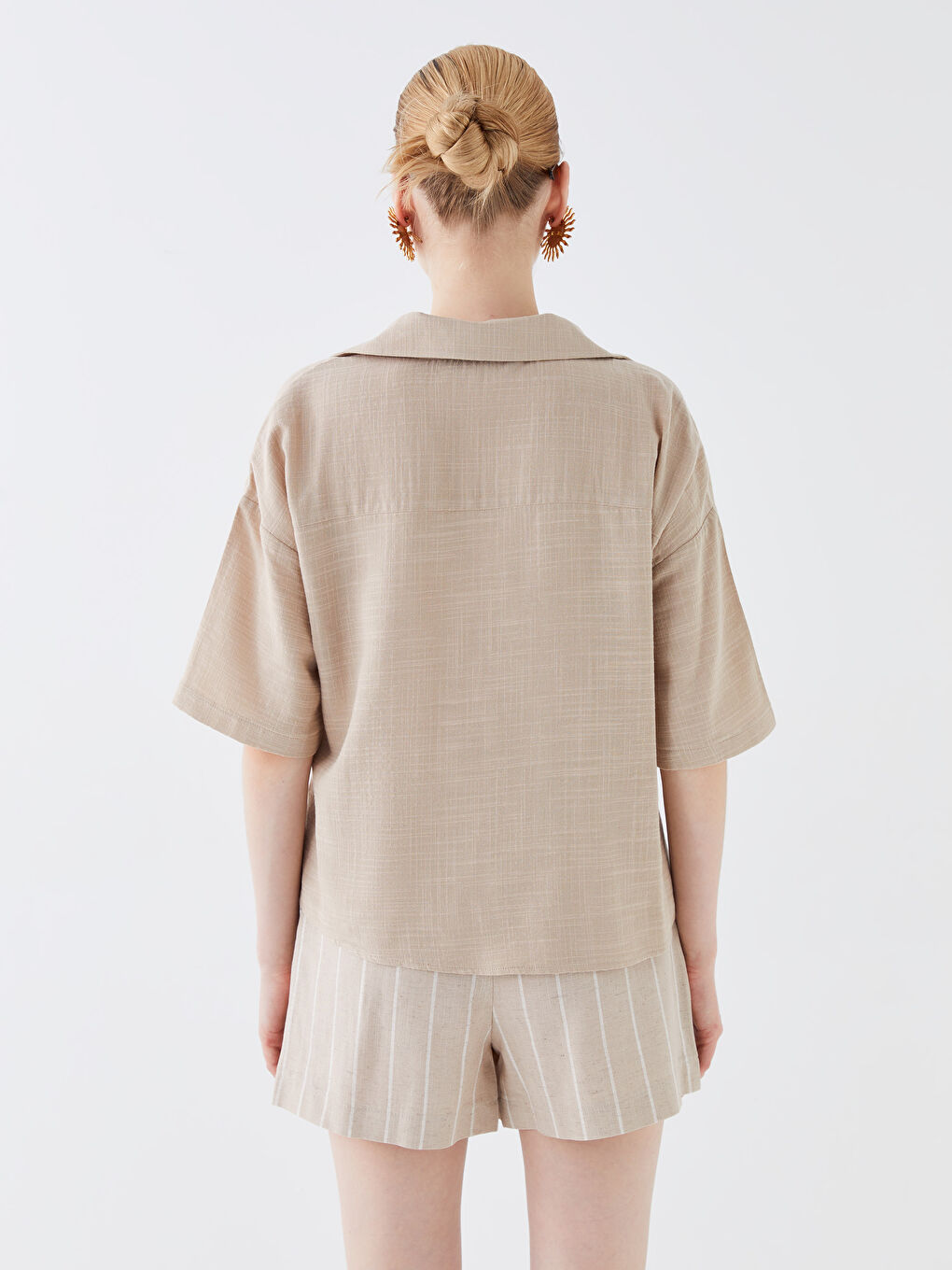 Bej Kendinden Desenli Kısa Kollu Keten Görünümlü Kadın Gömlek-4