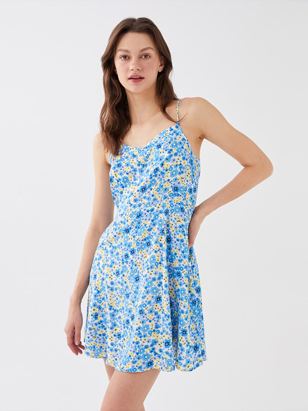 فستان للسيدات بِحَمّالات بنقشة مُزهر وياقة على شكل قلب