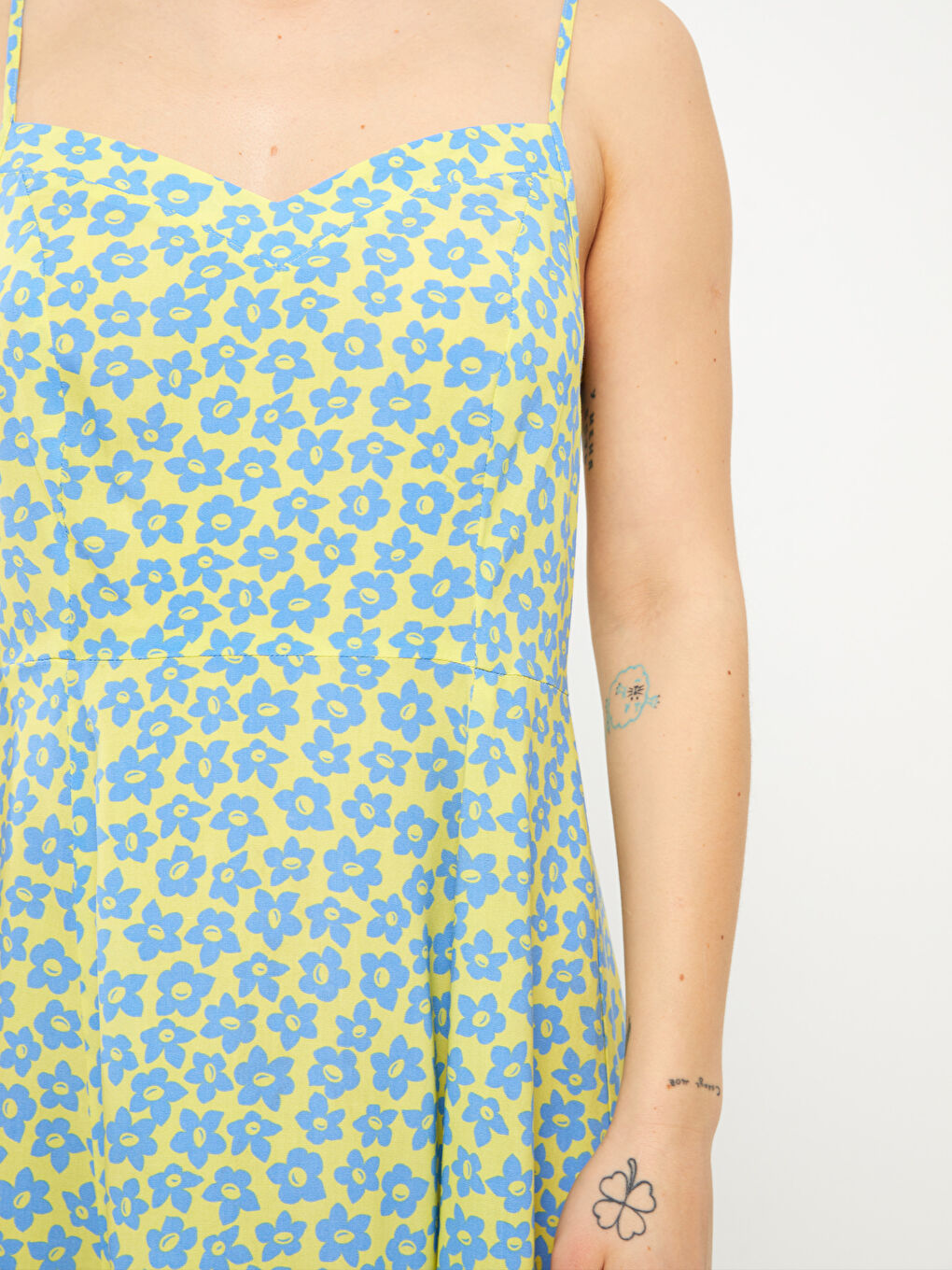 فستان للسيدات بِحَمّالات بنقشة مُزهر وياقة على شكل قلب-3