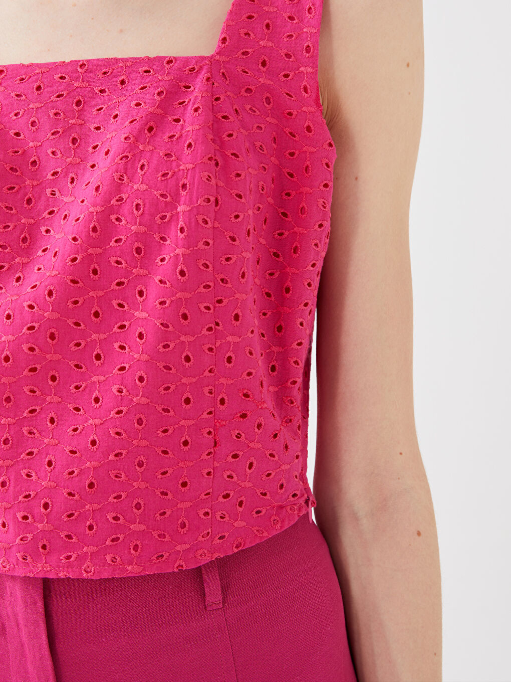 Pembe Kare Yaka Kendinden Desenli Brode Crop Kadın Bluz-3