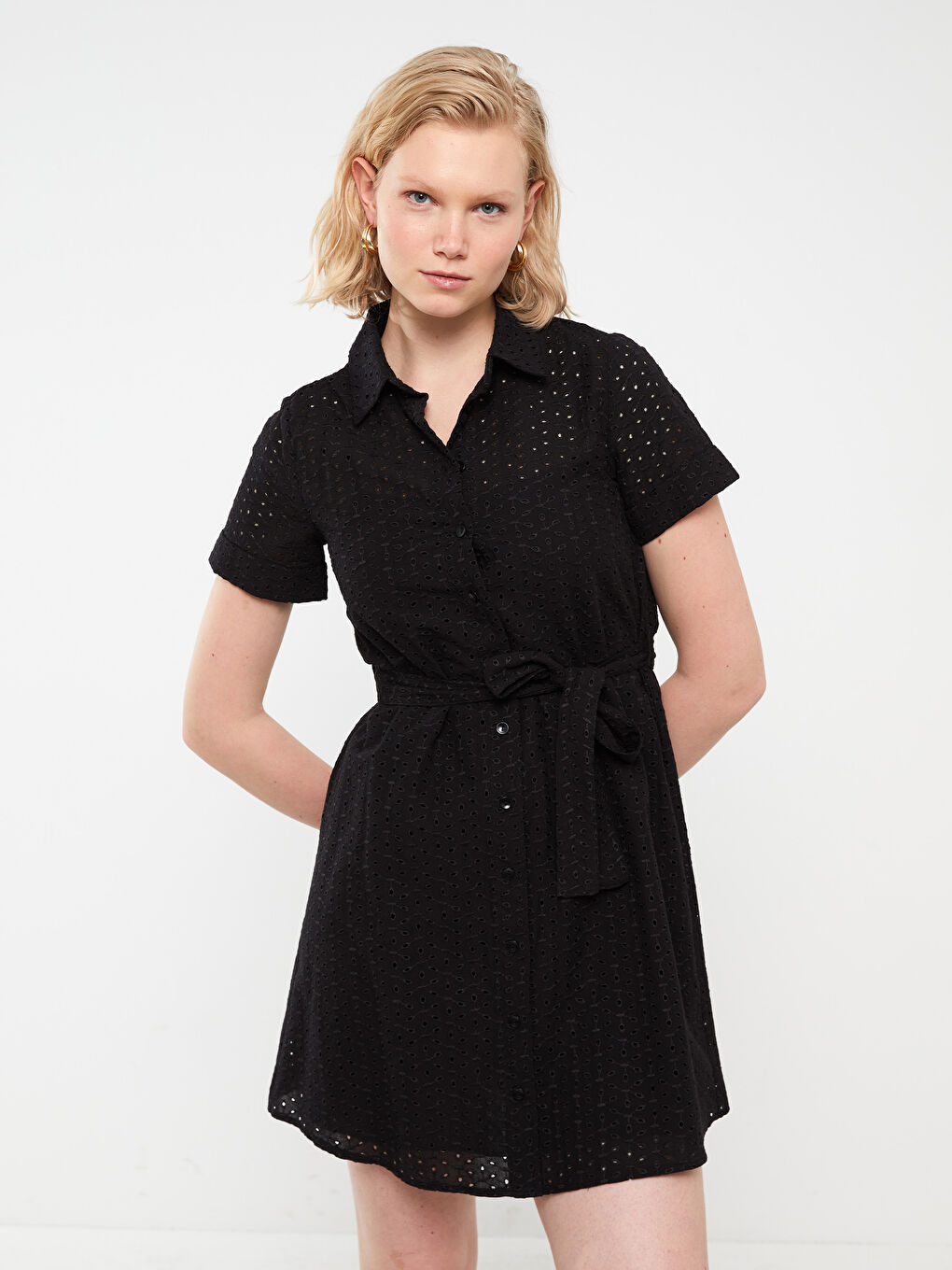 Siyah Gömlek Yaka Kendinden Desenli Kısa Kollu Brode Kadın Elbise