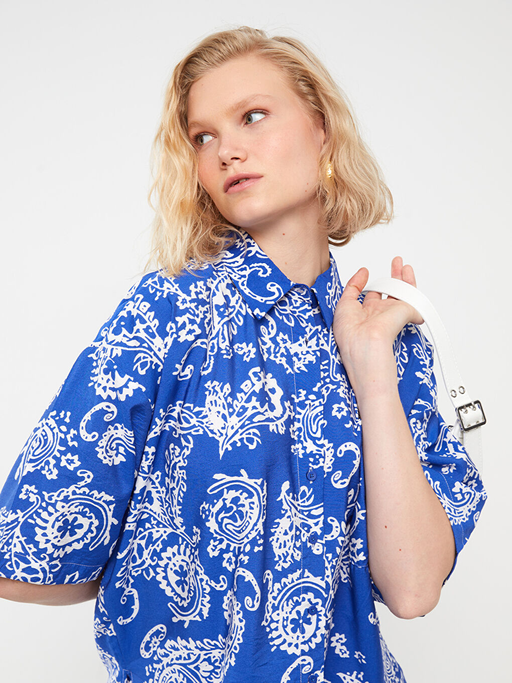 قميص أوفراسايز كم قصير منقوش للسيدات