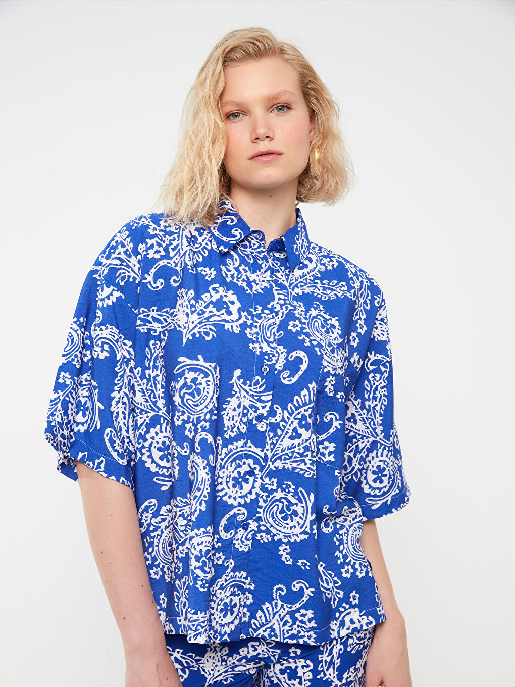 قميص أوفراسايز كم قصير منقوش للسيدات-1