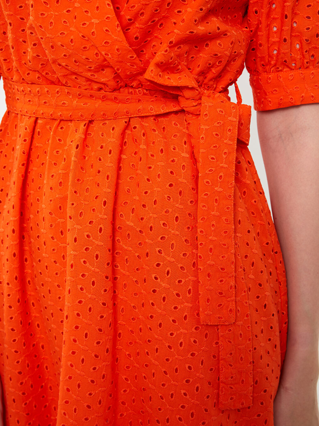 Turuncu Kruvaze Yaka Kendinden Desenli Kısa Kollu Brode Kadın Elbise-3
