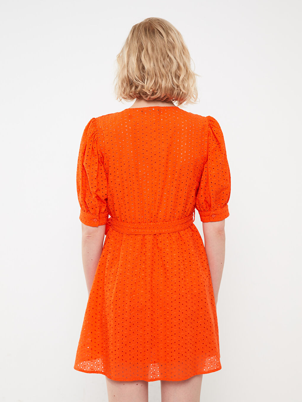 Turuncu Kruvaze Yaka Kendinden Desenli Kısa Kollu Brode Kadın Elbise-4