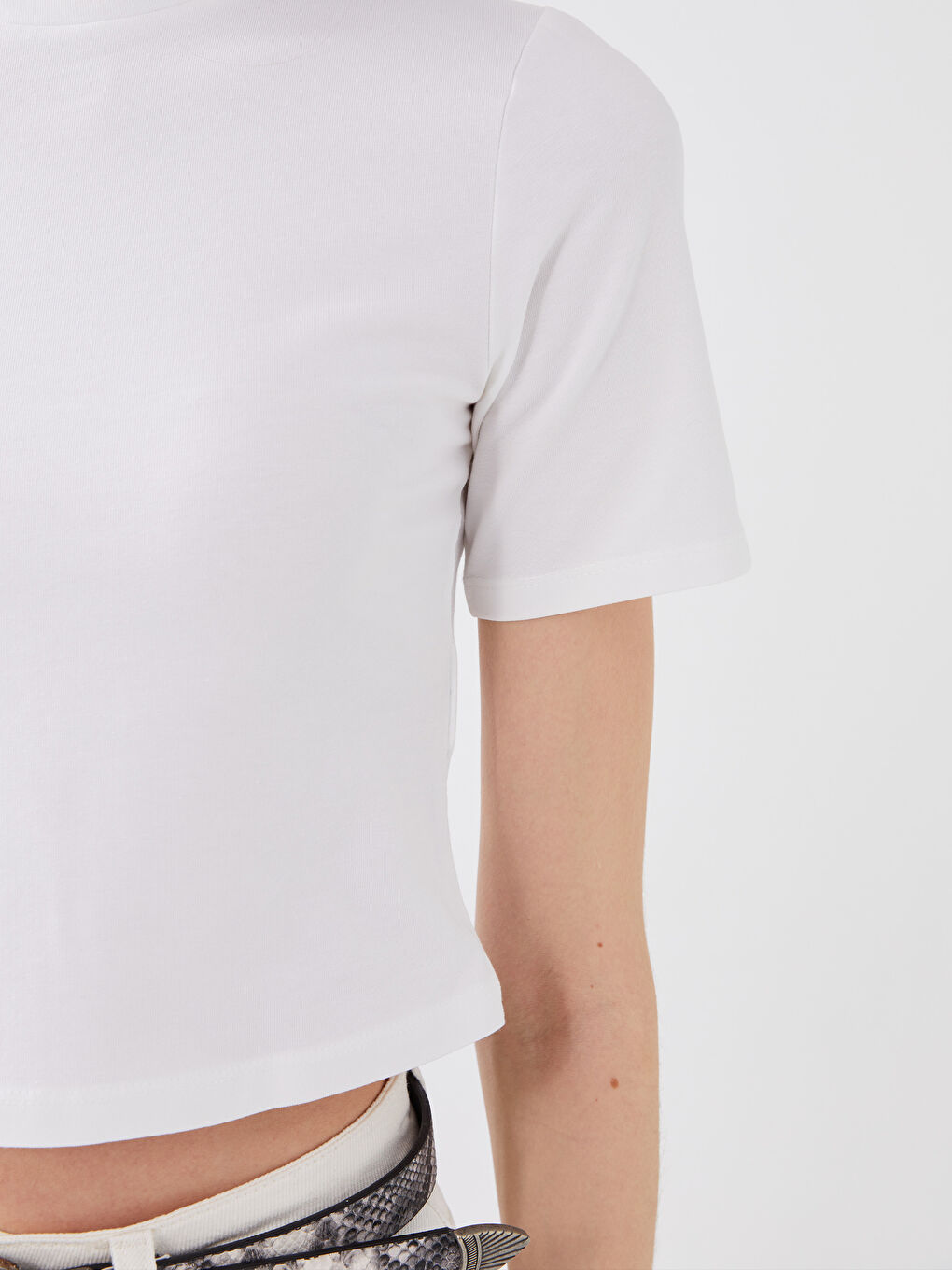 Beyaz Bisiklet Yaka Düz Kısa Kollu Kadın Crop-3