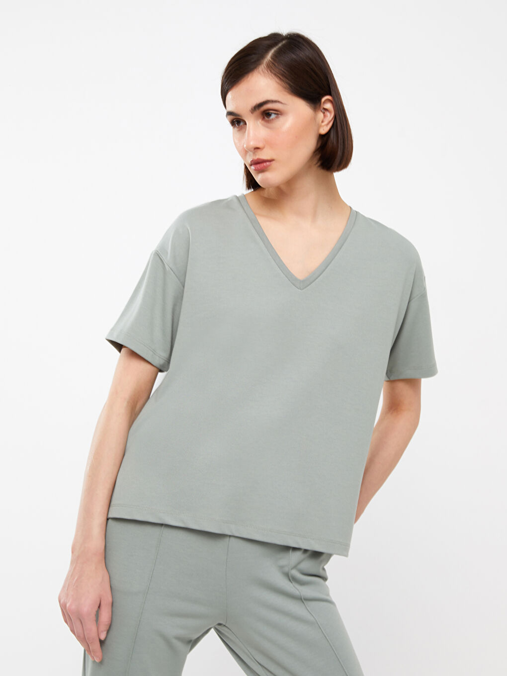 تيشيرت نسائي بياقة على شكل حرف V سادة بأكمام قصيرة