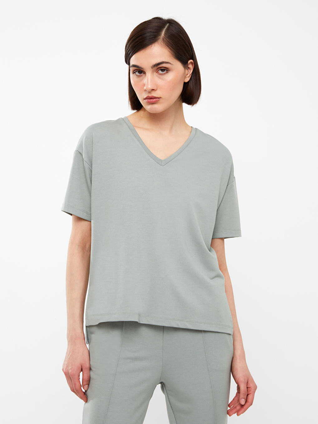 تيشيرت نسائي بياقة على شكل حرف V سادة بأكمام قصيرة-1