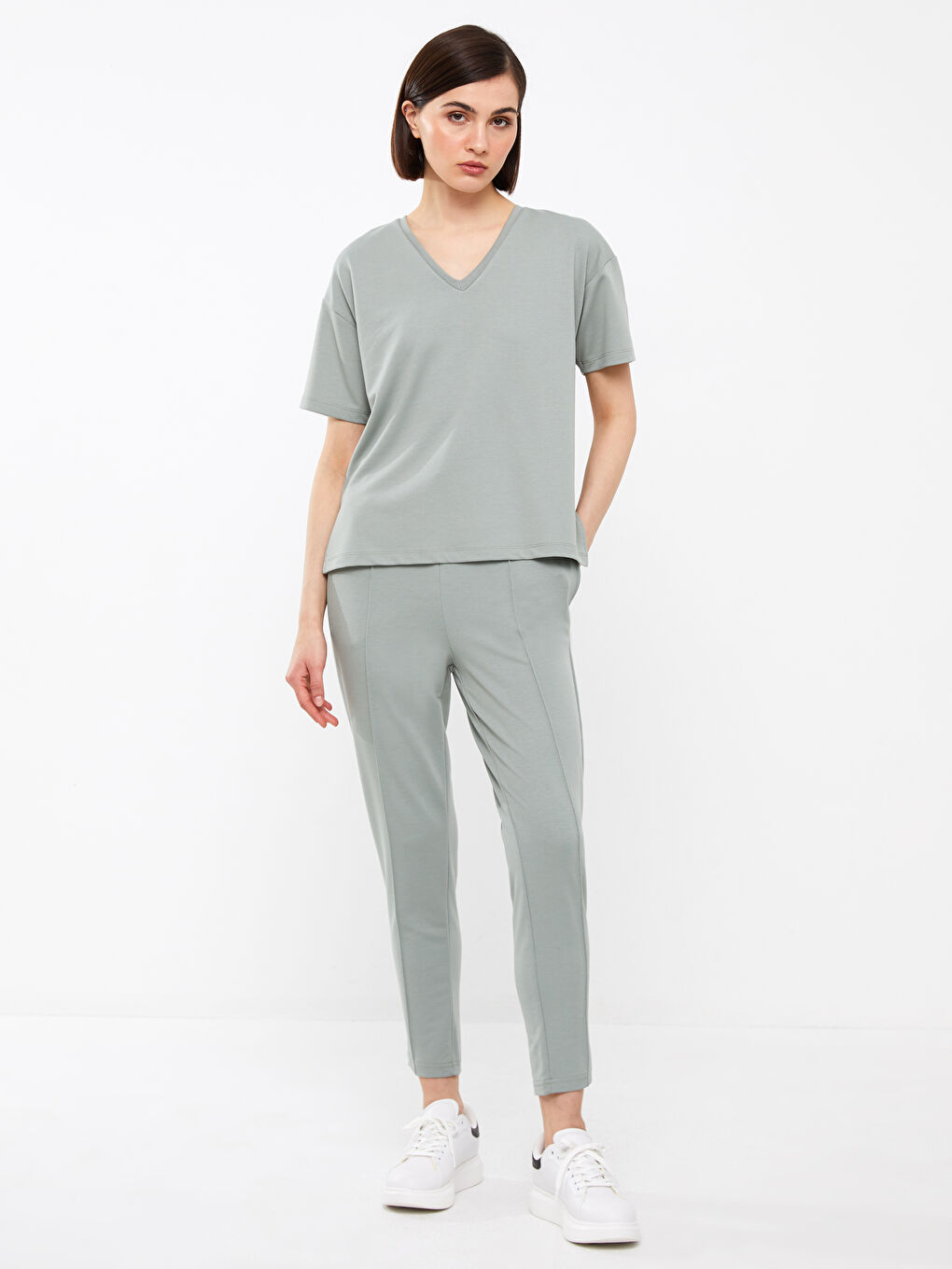 تيشيرت نسائي بياقة على شكل حرف V سادة بأكمام قصيرة-2